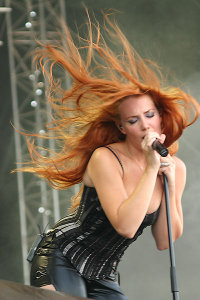 200px-epica_simone_simons.jpg